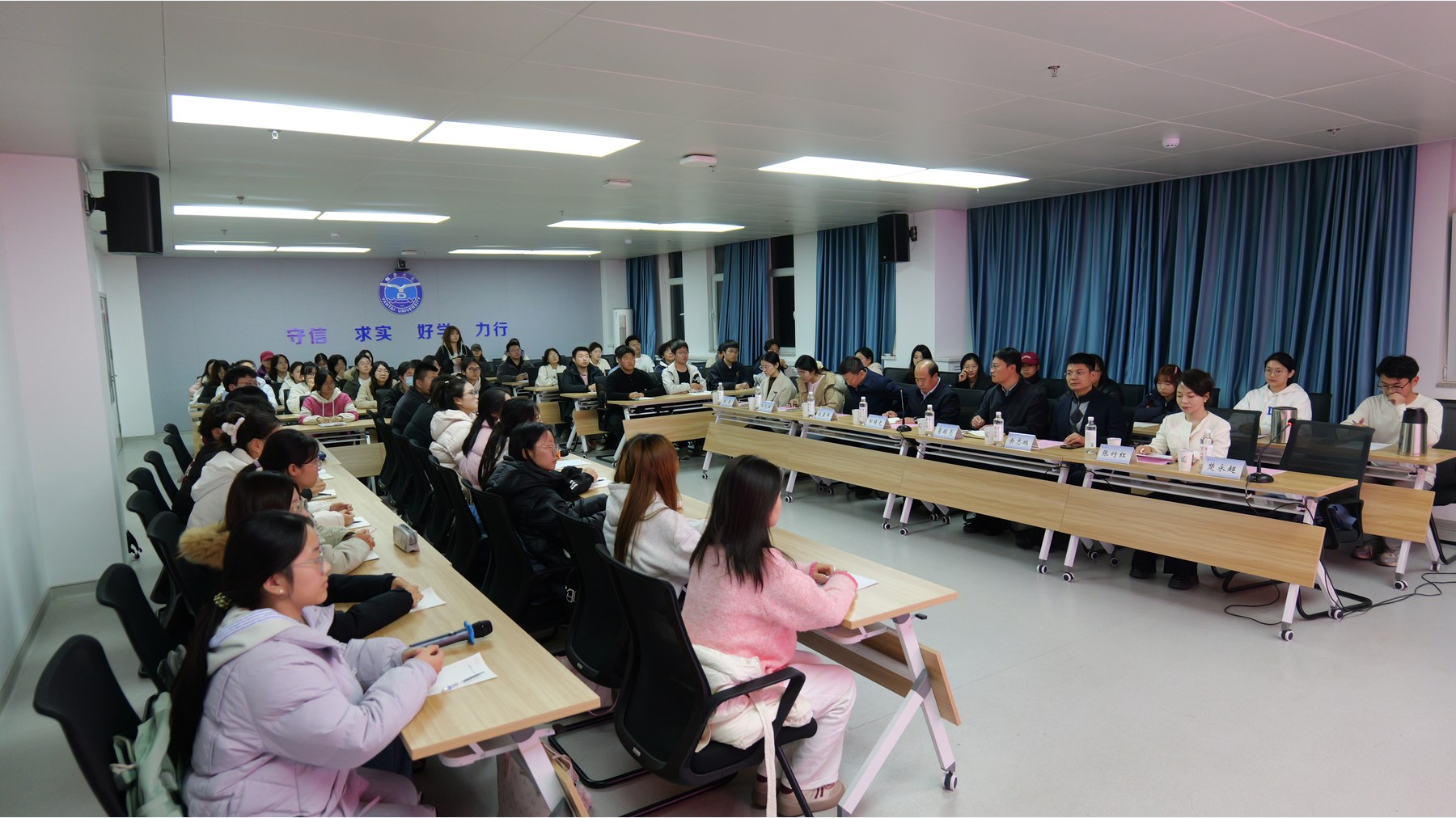成人av
召开学工队伍专题会议